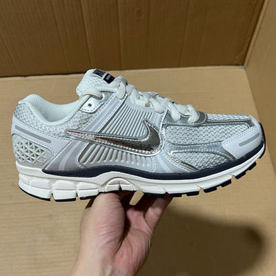 Nike Zoom Vomero argenté métallique